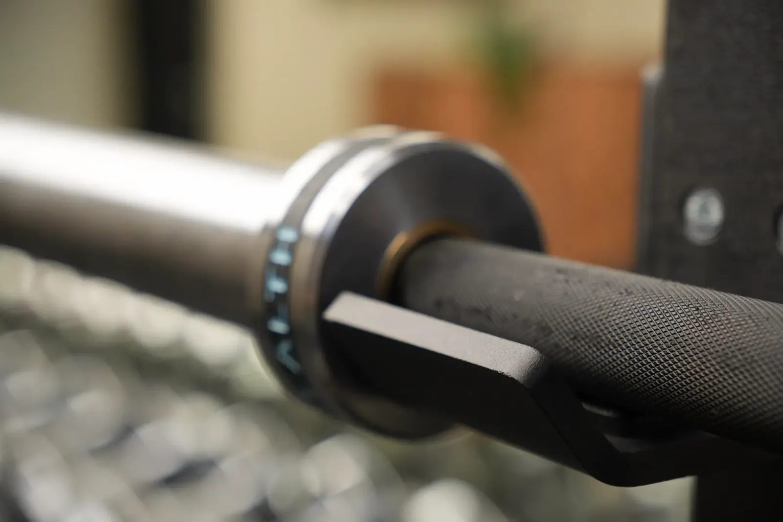 Halterstang in het rek in de private gym